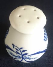 Lade das Bild in den Galerie-Viewer, 2er Set SALZ~ & PFEFFERSTREUER - Porzellan, Zwiebelmuster Art Motiv Dekor