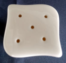 Lade das Bild in den Galerie-Viewer, SALZSTREUER - Porzellan, Fünf Loch Gerundet Karo Quadrat Form Motiv Dekor