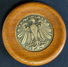 Lade das Bild in den Galerie-Viewer, KLEINES SAMMELTELLERCHEN / UNTERSETZER - Holz & Metall, Stadt Frankfurt am Main Adler Wappen Motiv Dekor