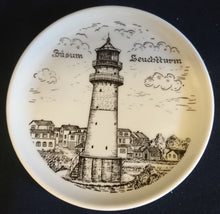 Lade das Bild in den Galerie-Viewer, SAMMELTELLERCHEN UNTERSETZER - Porzellan, Stadt Büsum Leuchtturm Gebäude Haus Häuser Inschrift Motiv Dekor (BC)