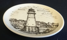 Lade das Bild in den Galerie-Viewer, SAMMELTELLERCHEN UNTERSETZER - Porzellan, Stadt Büsum Leuchtturm Gebäude Haus Häuser Inschrift Motiv Dekor (BC)