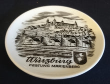 Lade das Bild in den Galerie-Viewer, SAMMELTELLERCHEN UNTERSETZER - Porzellan, Stadt Würzburg Wappen Festung Marienberg Schloß Burg Mauer Inschrift Motiv Dekor (BC)