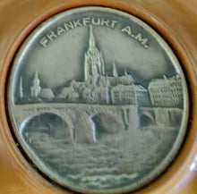 Lade das Bild in den Galerie-Viewer, KLEINES SAMMELTELLERCHEN / UNTERSETZER (A) - Holz & Metall, Stadt Frankfurt am Main Römer Dom Brücke Fluß Motiv Dekor