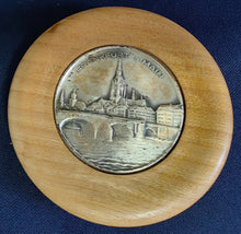 Lade das Bild in den Galerie-Viewer, KLEINES SAMMELTELLERCHEN / UNTERSETZER (B) - Holz & Metall, Stadt Frankfurt am Main Römer Dom Brücke Fluß Motiv Dekor