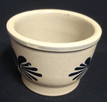 Lade das Bild in den Galerie-Viewer, SCHMALZTÖPFCHEN - Keramik / Steingut, Geometrisches Symetrisch Abstraktes Symbol Motiv Dekor (BC)