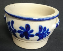 Lade das Bild in den Galerie-Viewer, GROßER SCHMALZTOPF - Keramik / Steingut, Flora Blüten Blatt Blätter Abstrakt Punkte Griffe Relief Motiv Dekor