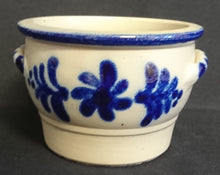 Lade das Bild in den Galerie-Viewer, GROßER SCHMALZTOPF - Keramik / Steingut, Flora Blüten Blatt Blätter Abstrakt Punkte Griffe Relief Motiv Dekor