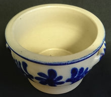 Lade das Bild in den Galerie-Viewer, GROßER SCHMALZTOPF - Keramik / Steingut, Flora Blüten Blatt Blätter Abstrakt Punkte Griffe Relief Motiv Dekor