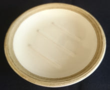 Lade das Bild in den Galerie-Viewer, SEIFENSCHALE - Keramik / Steingut, Mehrfaches Linien Motiv Dekor (BC)