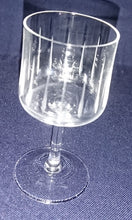 Lade das Bild in den Galerie-Viewer, 2er Set SHOT~ GETRÄNKEGLÄSER - Hartglas, Striche Linien Relief Motiv Dekor