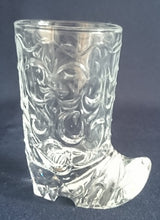 Lade das Bild in den Galerie-Viewer, SHOT~ KURZE~ SCHNAPS~ GETRÄNKEGLAS - Kristallglas, Schuhe Lederstiefel Gerbungsstruktur Sohlen Schliff Motiv Form Dekor