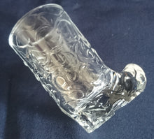 Lade das Bild in den Galerie-Viewer, 2er Set SHOT~ KURZE~ SCHNAPS~ GETRÄNKEGLAS - Kristallglas, Schuhe Lederstiefel Gerbungsstruktur Sohlen Schliff Motiv Form Dekor