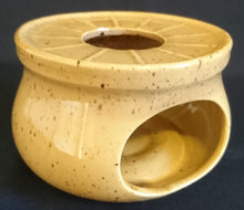 Lade das Bild in den Galerie-Viewer, STÖVCHEN - Keramik / Steingut, Gesprenkeltes Punkte Tupfen Relief Motiv Dekor (BC)