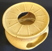 Lade das Bild in den Galerie-Viewer, STÖVCHEN - Keramik / Steingut, Gesprenkeltes Punkte Tupfen Relief Motiv Dekor (BC)