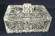 Lade das Bild in den Galerie-Viewer, BONBONSCHALE MIT DECKEL - Kristallglas, Abstraktes Linien Striche Relief Motiv Dekor