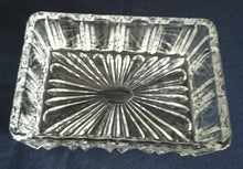 Lade das Bild in den Galerie-Viewer, BONBONSCHALE MIT DECKEL - Kristallglas, Abstraktes Linien Striche Relief Motiv Dekor