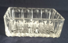 Lade das Bild in den Galerie-Viewer, BONBONSCHALE MIT DECKEL - Kristallglas, Abstraktes Linien Striche Relief Motiv Dekor