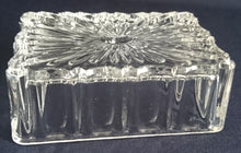 Lade das Bild in den Galerie-Viewer, BONBONSCHALE MIT DECKEL - Kristallglas, Abstraktes Linien Striche Relief Motiv Dekor