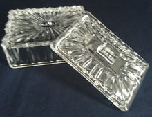 Lade das Bild in den Galerie-Viewer, BONBONSCHALE MIT DECKEL - Kristallglas, Abstraktes Linien Striche Relief Motiv Dekor