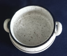 Lade das Bild in den Galerie-Viewer, 2er SUPPENTASSEN GEDECK - Keramik / Steingut, Linien Dekor Rand Gesprenkeltes Motiv Dekor