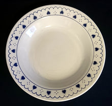 Lade das Bild in den Galerie-Viewer, SUPPENTELLER - Porzellan, Herz Punkte Linien Striche Wellen Motiv Dekor