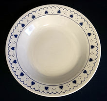 Lade das Bild in den Galerie-Viewer, 2er Set SUPPENTELLER - Porzellan, Herz Punkte Linien Striche Wellen Motiv Dekor