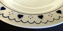 Lade das Bild in den Galerie-Viewer, 2er Set SUPPENTELLER - Porzellan, Herz Punkte Linien Striche Wellen Motiv Dekor