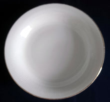 Lade das Bild in den Galerie-Viewer, 2er Set SUPPENTELLER - Porzellan, Goldrand Linien Striche Relief Motiv Dekor