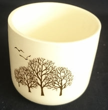 Lade das Bild in den Galerie-Viewer, GETRÄNKEBECHER - Keramik / Steingut, Flora Fauna Baum Bäume Wald Vogel Vögel Motiv Dekor (nBC)