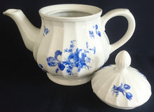 Lade das Bild in den Galerie-Viewer, TEEKANNE MIT DECKEL - Porzellan, Flora Rosenblumen Blüten Blatt Blätter Linien Relief Motiv Dekor