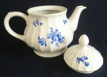 Lade das Bild in den Galerie-Viewer, 20 Teiliges TEESERVICE - Porzellan, Flora Rosenblumen Blüten Blatt Blätter Linien Relief Motiv Dekor