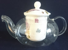 Lade das Bild in den Galerie-Viewer, TEEKANNE MIT SIEB + DECKEL - Hartglas / Porzellan, Flora Lavendel Blumen Fauna Schmetterlinge Motiv Dekor