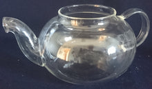 Lade das Bild in den Galerie-Viewer, TEEKANNE MIT SIEB + DECKEL - Hartglas / Porzellan, Flora Lavendel Blumen Fauna Schmetterlinge Motiv Dekor