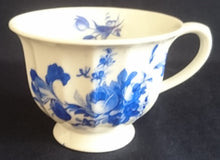 Lade das Bild in den Galerie-Viewer, TEETASSE - Porzellan, Flora Rosenblumen Blüten Blatt Blätter Linien Relief Motiv Dekor