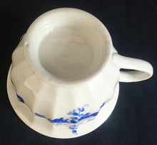 Lade das Bild in den Galerie-Viewer, TEETASSE - Porzellan, Flora Rosenblumen Blüten Blatt Blätter Linien Relief Motiv Dekor