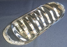 Lade das Bild in den Galerie-Viewer, TOASTSCHEIBEN~ SERVIERHALTER - Metall, Oval Abstrakt Relief Motiv Dekor