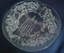 Lade das Bild in den Galerie-Viewer, TORTEN- / BEILAGENPLATTE - Hartglas, Kerzen Schleife Weihnachten Advent Gesteck Tannenzweige Motiv Dekor