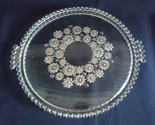 Lade das Bild in den Galerie-Viewer, TORTEN- / BEILAGENPLATTE - Hartglas, Flora Blumenblüten Kugelartige Relief Motiv Dekor