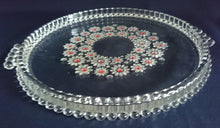 Lade das Bild in den Galerie-Viewer, TORTEN- / BEILAGENPLATTE - Hartglas, Flora Blumenblüten Kugelartige Relief Motiv Dekor