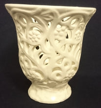 Lade das Bild in den Galerie-Viewer, BLUMEN ÜBERTOPF- Keramik / Steingut, Flora Blumenblüten Relief Durchbrochen Motiv Dekor