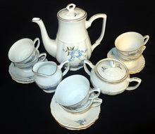 Lade das Bild in den Galerie-Viewer, 2er Set 2er MOCCAGEDECKE - Porzellan, Goldrand Vergiss mein Nicht Blumenblüten Flora Pflanzen Gewölbter Relief Motiv Dekor