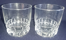 Lade das Bild in den Galerie-Viewer, 2er Set WHISKEY~ WHISKY~ GETRÄNKEGLÄSER - Hartglas, Quadrat Vierecke Relief Motiv Dekor