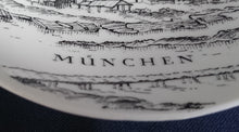 Lade das Bild in den Galerie-Viewer, SAMMEL TELLERSCHÄLCHEN - Porzellan, Stadt München Kirche Dom Gebäude Haus Häuser Isar Inschrift Motiv Dekor (BC)