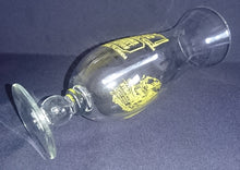 Lade das Bild in den Galerie-Viewer, BLUMENVASE - Hartglas, Amerikanische Aufschrift Rosie Ogrady Musikerin Gitarristin Emporium Motiv Dekor