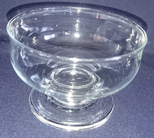 Lade das Bild in den Galerie-Viewer, 2er Set EIS~ DESSERTSCHALEN - Hartglas, Typische Gastronomische Form Dekor Motiv