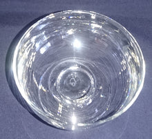 Lade das Bild in den Galerie-Viewer, 2er Set EIS~ DESSERTSCHALEN - Hartglas, Typische Gastronomische Form Dekor Motiv