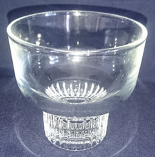 Lade das Bild in den Galerie-Viewer, EIS~ DESSERTSCHALE - Hartglas, Innere Kugeln Balken Spalten Relief Motiv Dekor