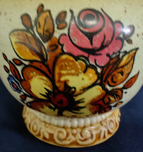 Lade das Bild in den Galerie-Viewer, KLEINE AMPHORE~ BLUMENVASE - Keramik / Steingut, Flora Rosenblumen Blüten Abstrakt Relief Motiv Dekor
