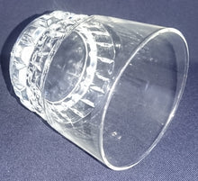 Lade das Bild in den Galerie-Viewer, 2er Set WHISKEY~ WHISKY~ GETRÄNKEGLÄSER - Hartglas, Quadrat Vierecke Relief Motiv Dekor