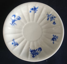 Lade das Bild in den Galerie-Viewer, 20 Teiliges TEESERVICE - Porzellan, Flora Rosenblumen Blüten Blatt Blätter Linien Relief Motiv Dekor